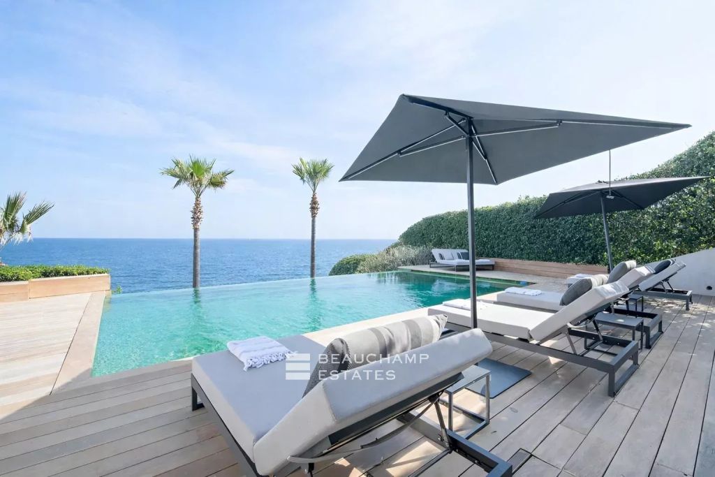 Waterfront villa in the heart of the Parcs of Saint-Tropez