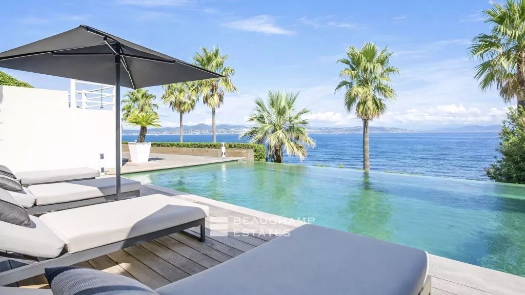 Waterfront villa in the heart of the Parcs of Saint-Tropez