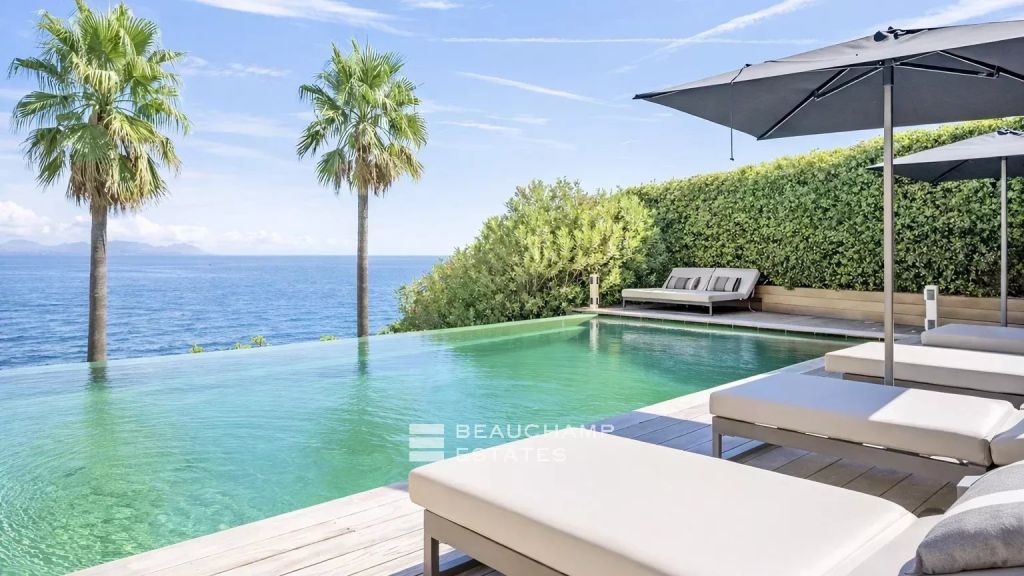 Waterfront villa in the heart of the Parcs of Saint-Tropez