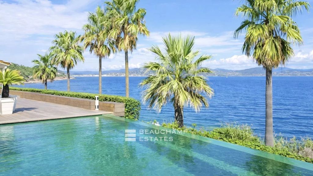 Waterfront villa in the heart of the Parcs of Saint-Tropez