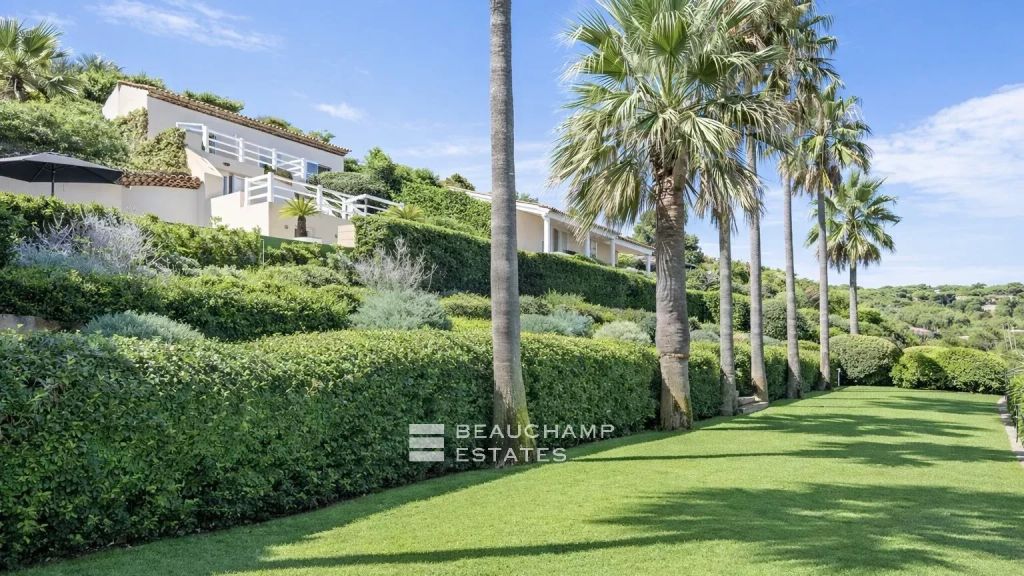 Waterfront villa in the heart of the Parcs of Saint-Tropez