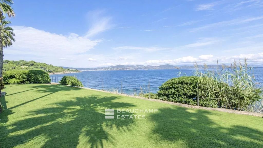 Waterfront villa in the heart of the Parcs of Saint-Tropez