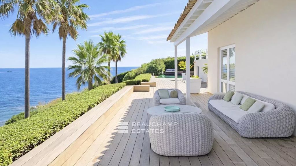 Waterfront villa in the heart of the Parcs of Saint-Tropez
