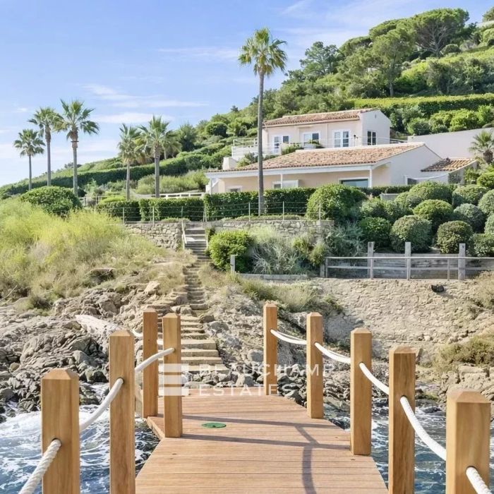 Villa pieds dans l’eau au coeur des Parcs de Saint-Tropez