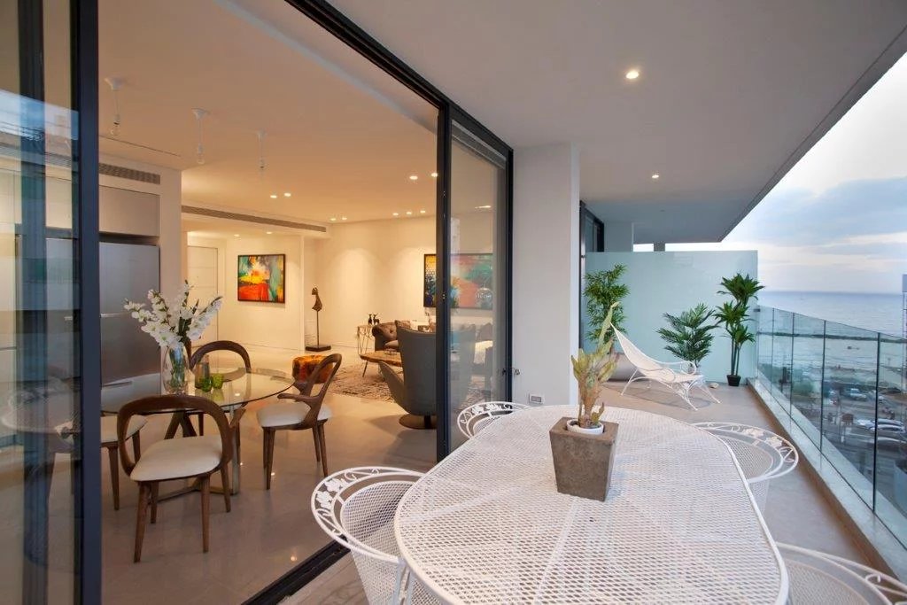 125 sqm apartment next to the beach