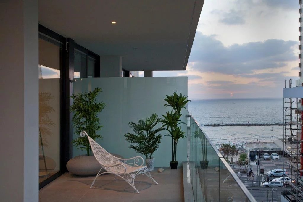 125 sqm apartment next to the beach