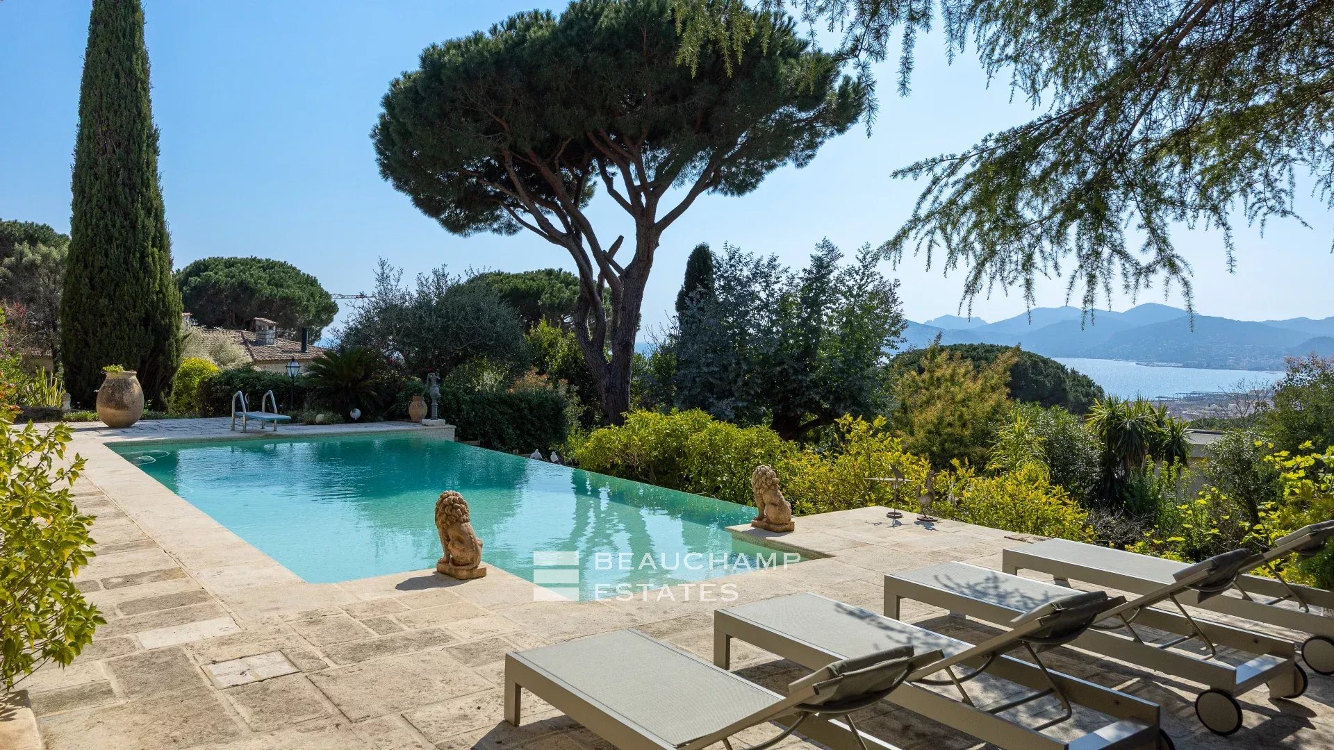 4-bedroom Neo-Provençal villa with swimming pool – Cannes Croix des Gardes 4-bedroom Neo-Provençal villa with swimming pool – Cannes Croix des Gardes