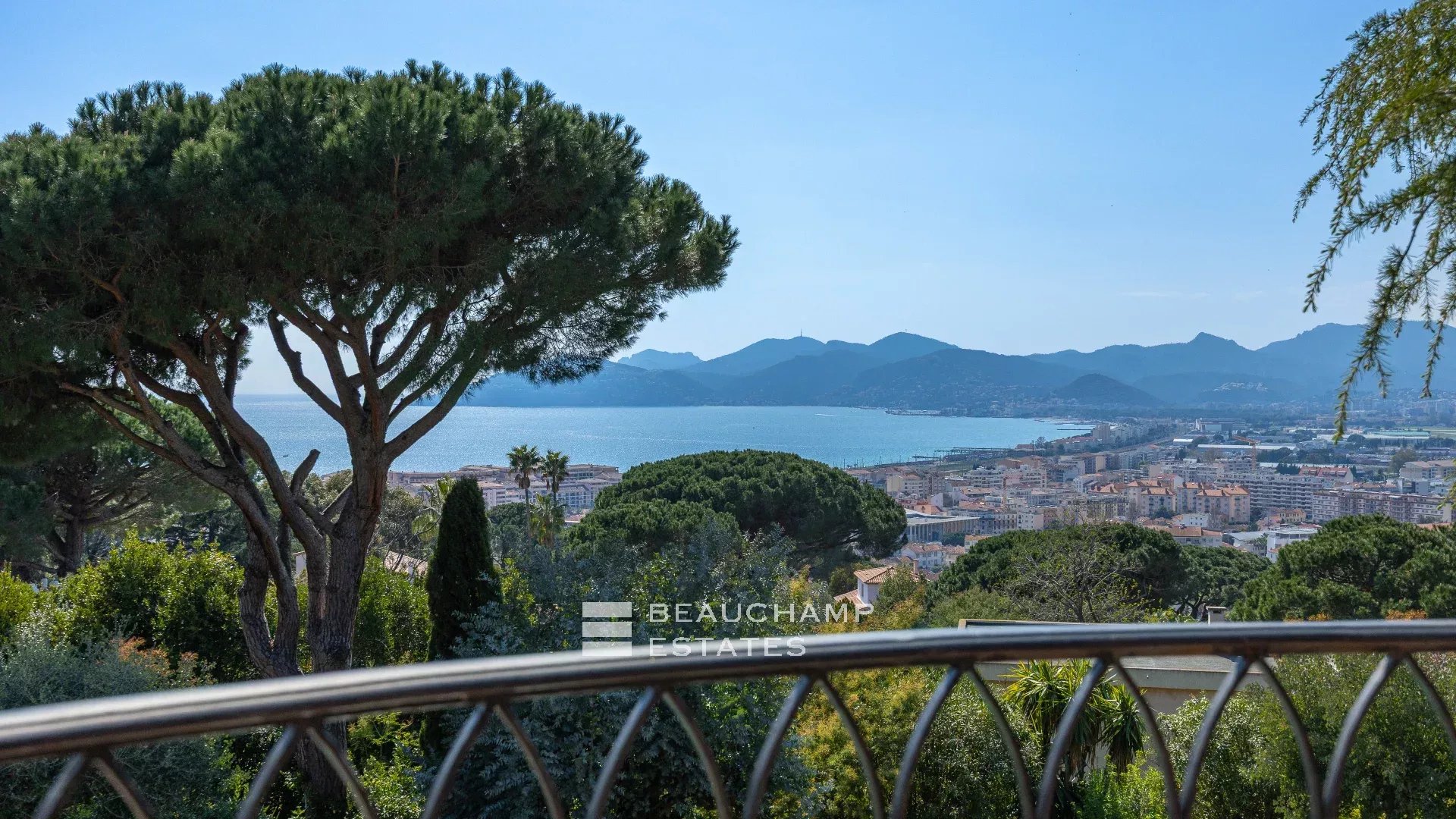 4-bedroom Neo-Provençal villa with swimming pool – Cannes Croix des Gardes 4-bedroom Neo-Provençal villa with swimming pool – Cannes Croix des Gardes