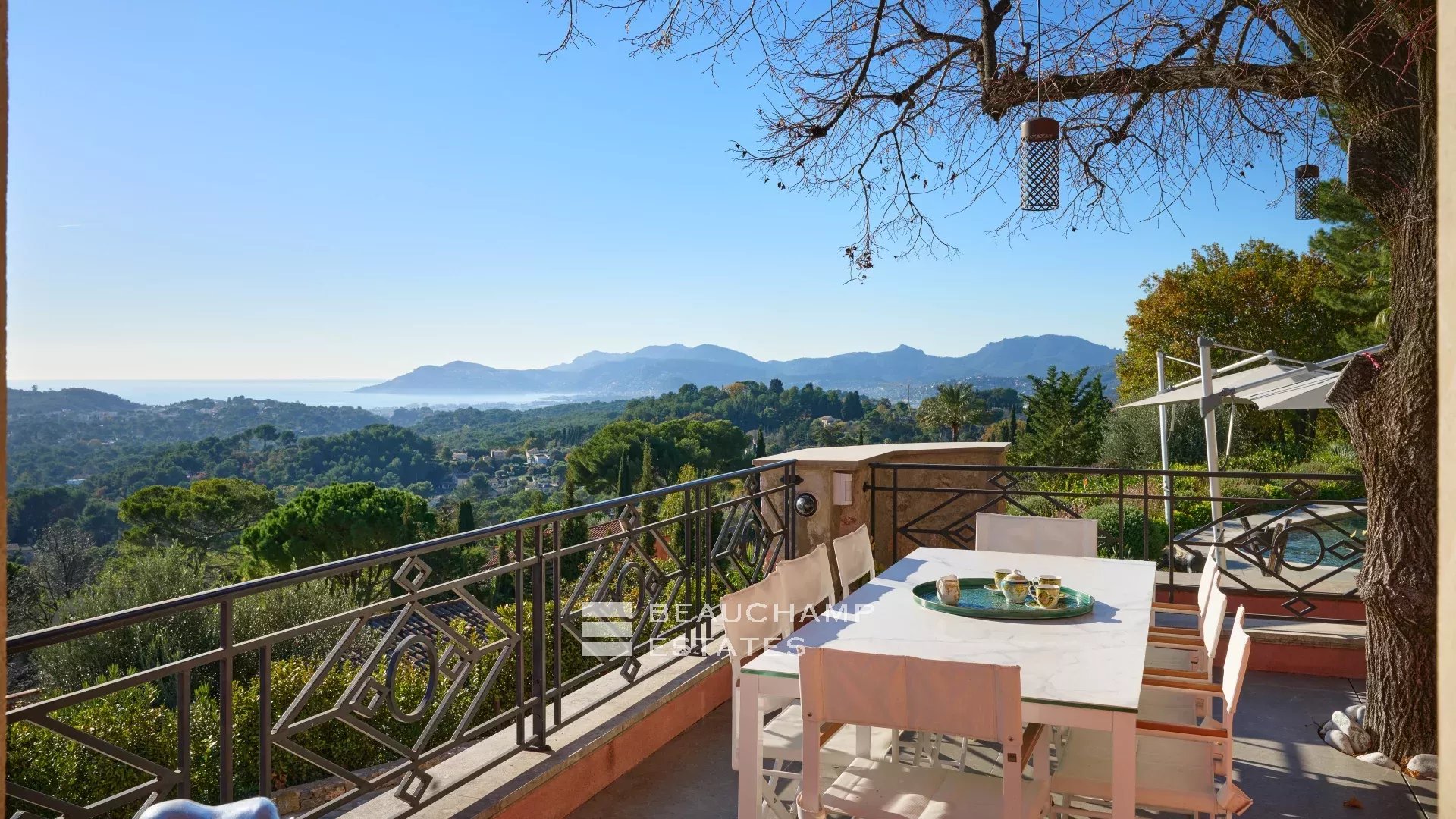 4-bedroom villa with panoramic sea views in Mougins 4-bedroom villa with panoramic sea views in Mougins
