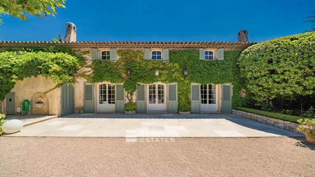 5-bedroom Provençal villa in Mougins in a gated community
