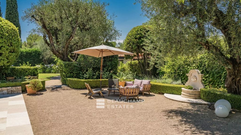 5-bedroom Provençal villa in Mougins in a gated community