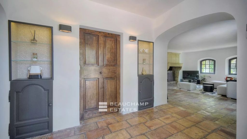 5-bedroom Provençal villa in Mougins in a gated community