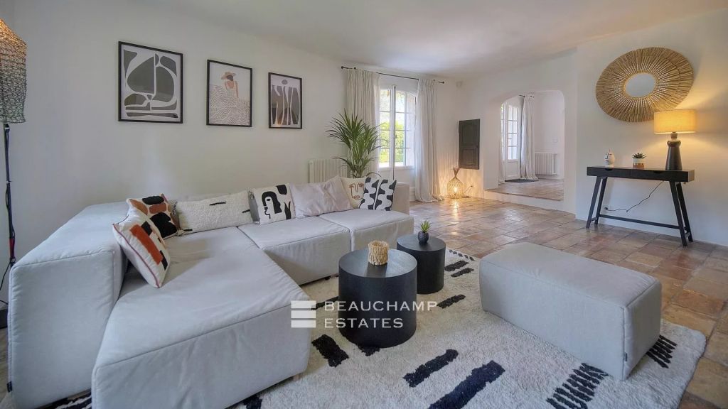 5-bedroom Provençal villa in Mougins in a gated community