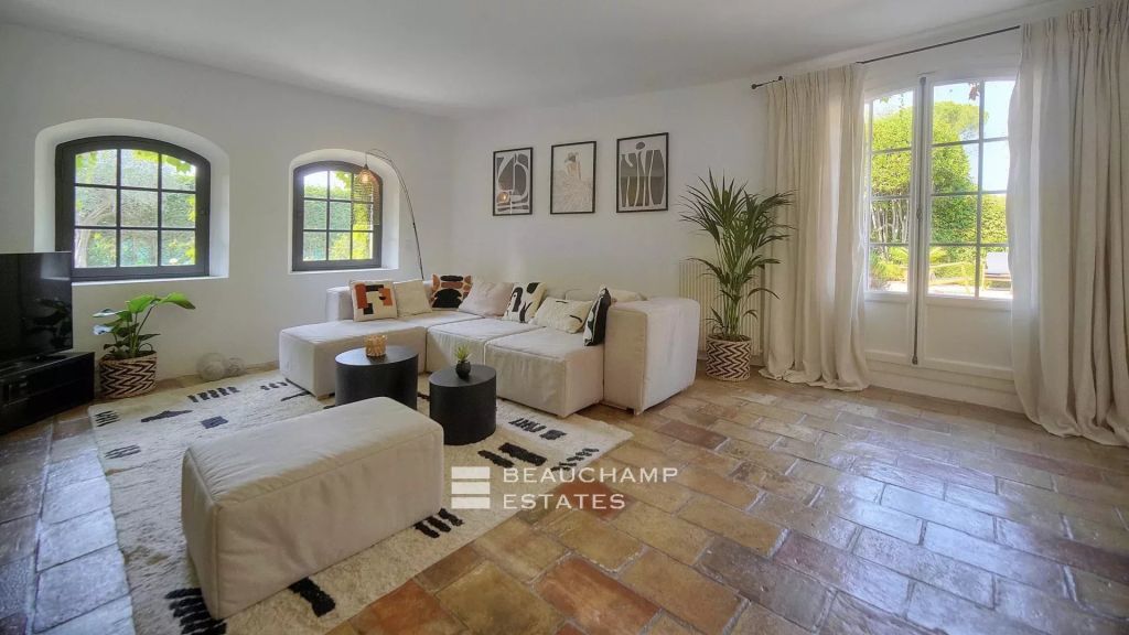5-bedroom Provençal villa in Mougins in a gated community