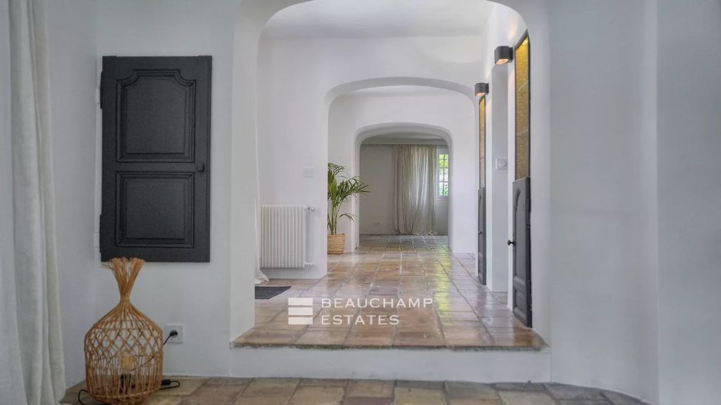 5-bedroom Provençal villa in Mougins in a gated community