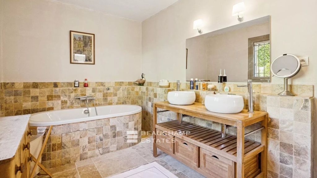 5-bedroom Provençal villa in Opio