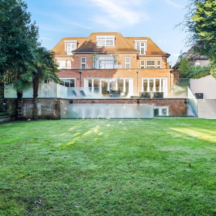 A luxurious Gated Mansion on The Bishop’s Avenue with Indoor/Outdoor Pool, Private Cinema, and Expansive Gardens