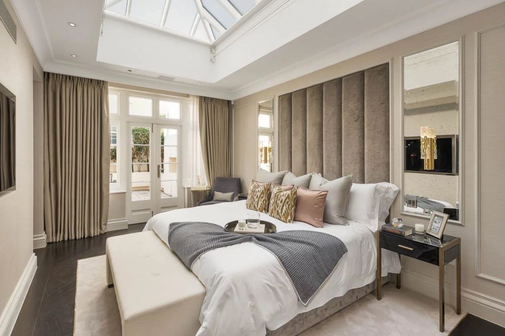 A luxurious Grade II listed stucco-fronted maisonette in Belgravia