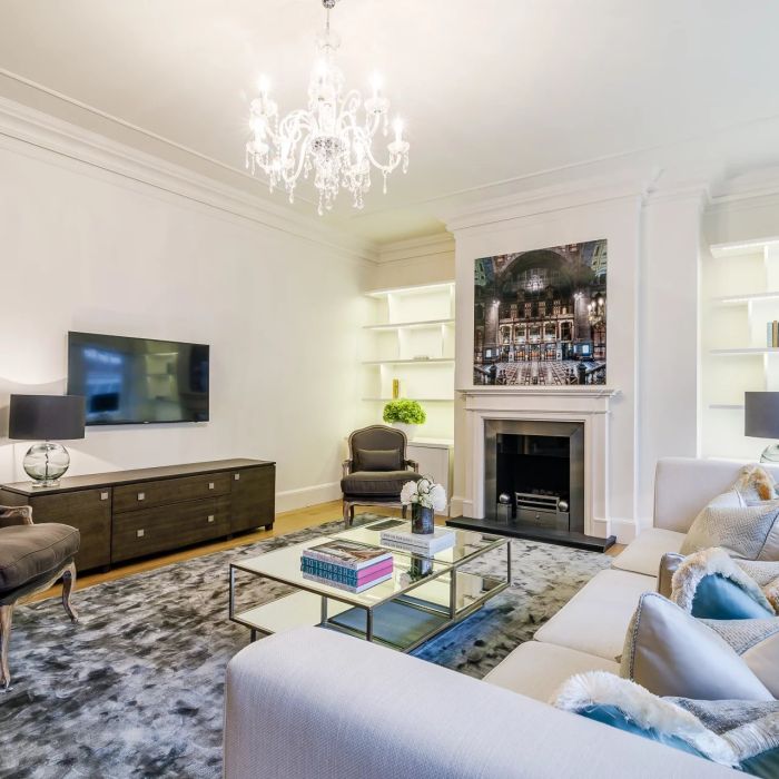 A luxurious three-bedroom lateral apartment in the heart of Mayfair.