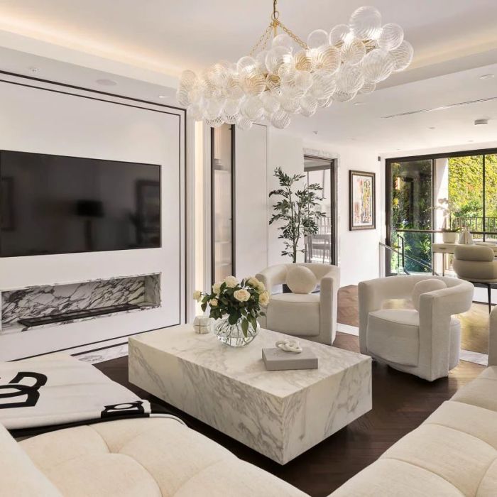 A one-bedroom apartment with large private terrace on central Mayfair’s only gated street.