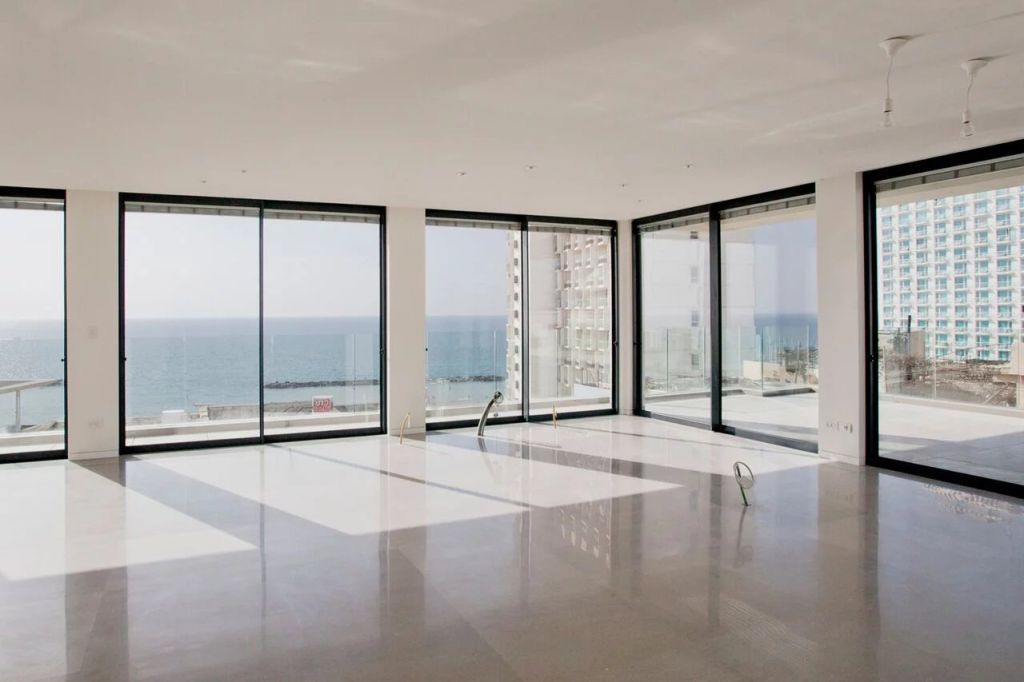 A single level lateral penthouse with sea views
