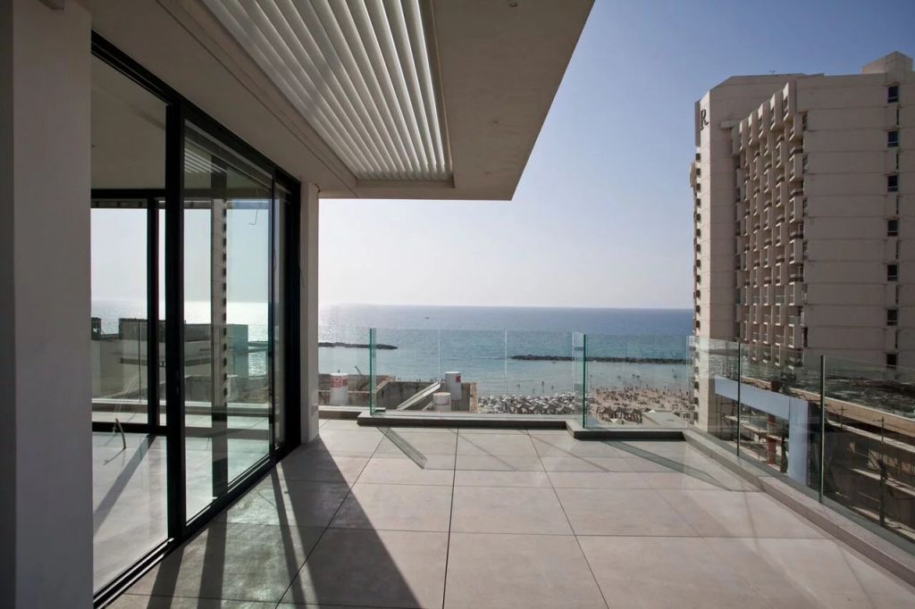 A single level lateral penthouse with sea views