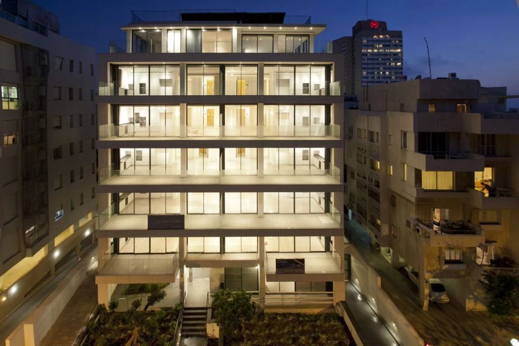 A single level lateral penthouse with sea views