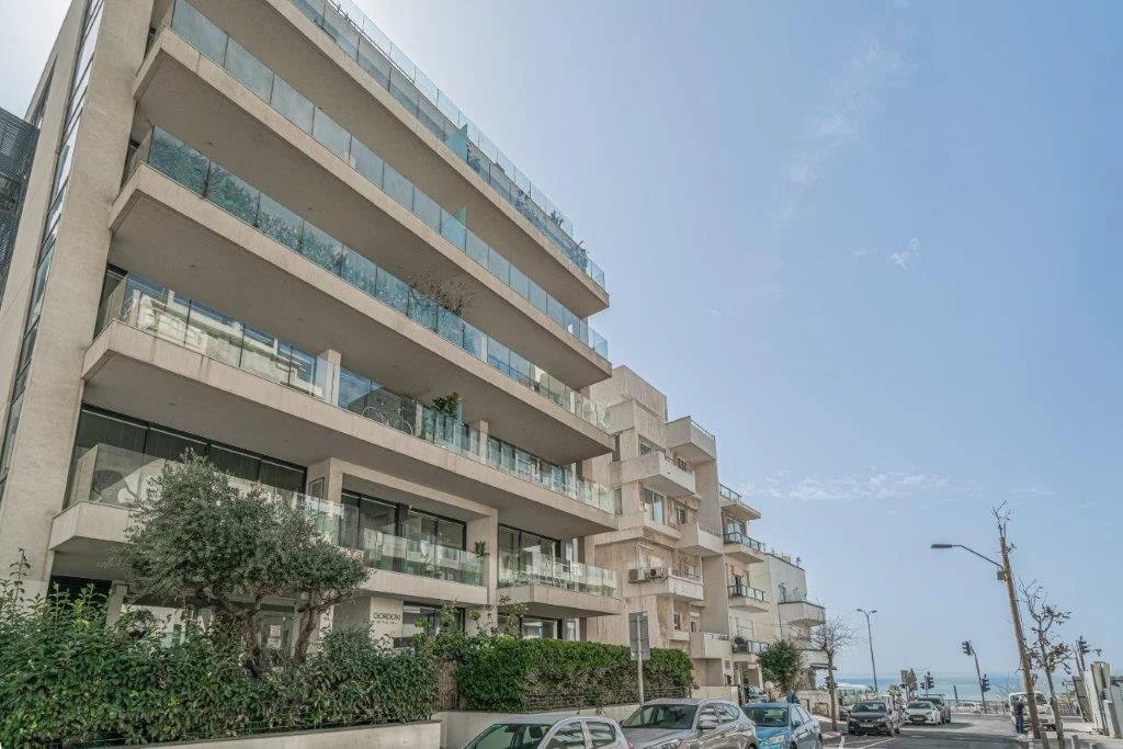 A single level lateral penthouse with sea views