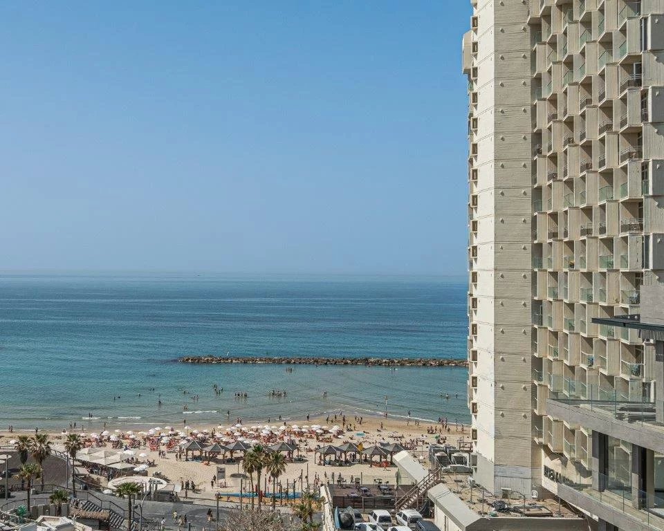 A single level lateral penthouse with sea views