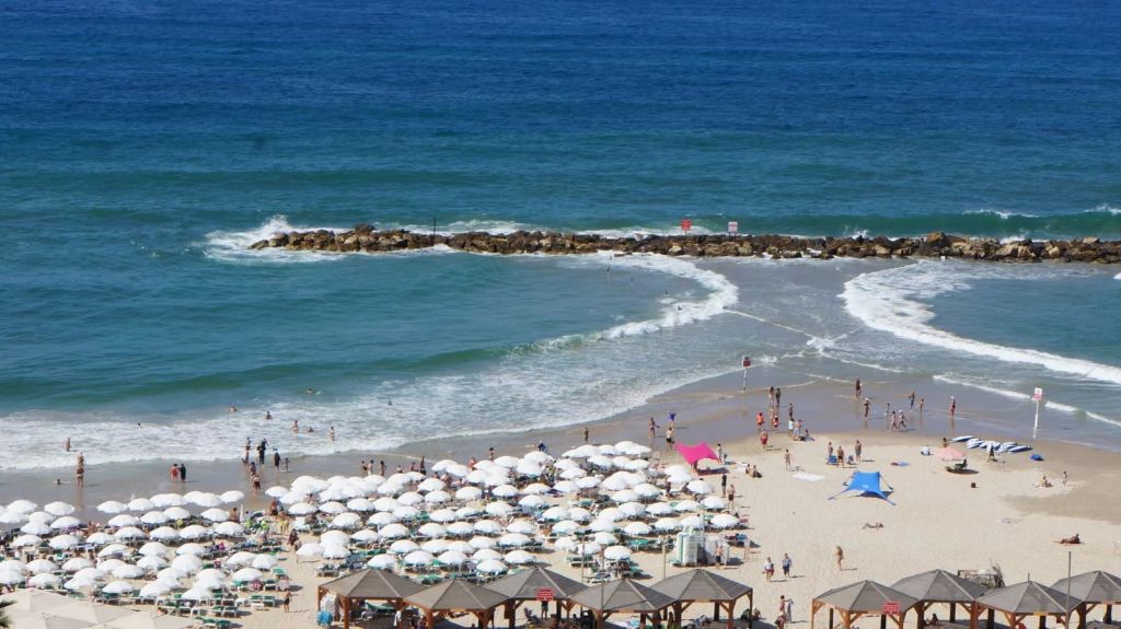 A single level lateral penthouse with sea views