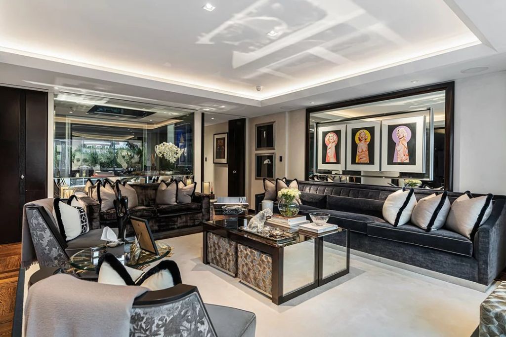 A spectacular duplex apartment, a rare jewel located on the in the heart of Mayfair.