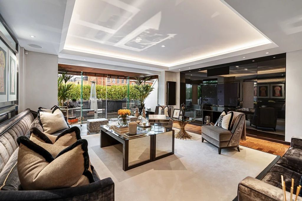 A spectacular duplex apartment, a rare jewel located on the in the heart of Mayfair.