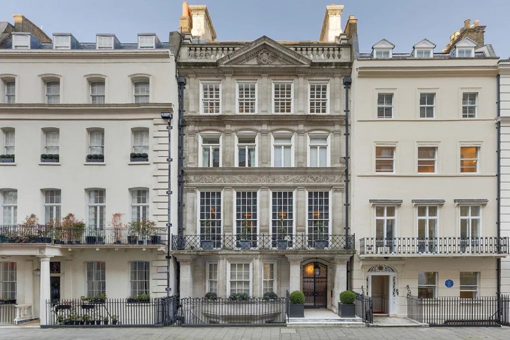 A spectacular duplex apartment, a rare jewel located on the in the heart of Mayfair.
