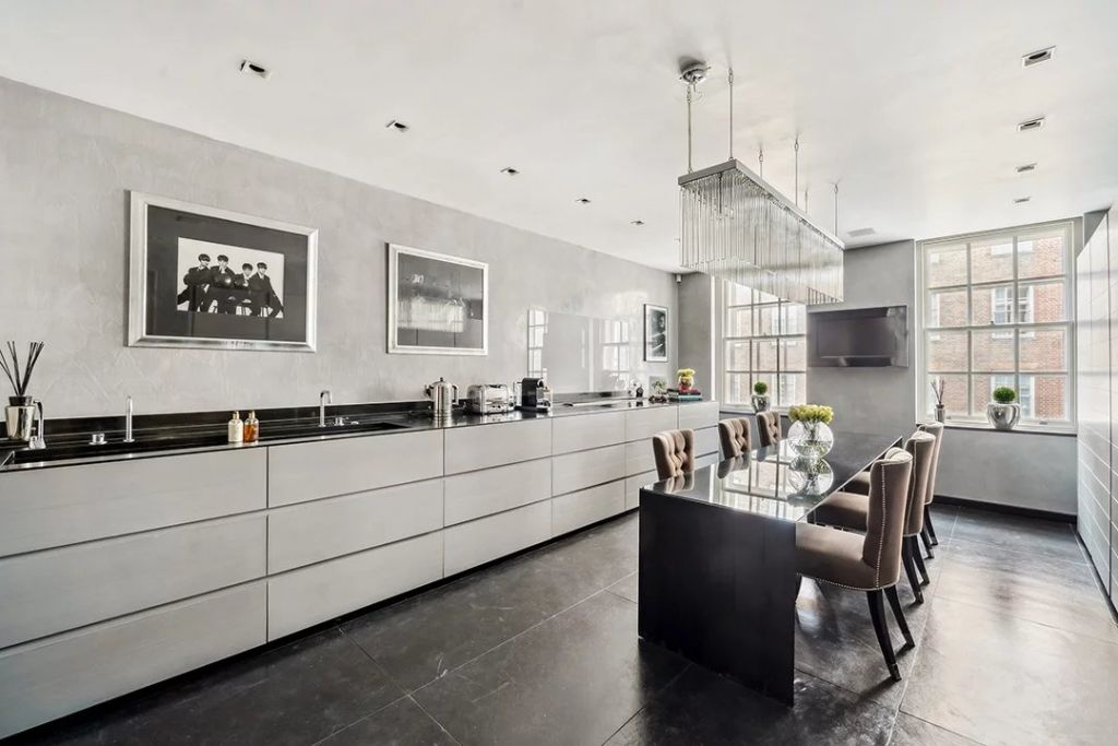 A spectacular duplex apartment, a rare jewel located on the in the heart of Mayfair.