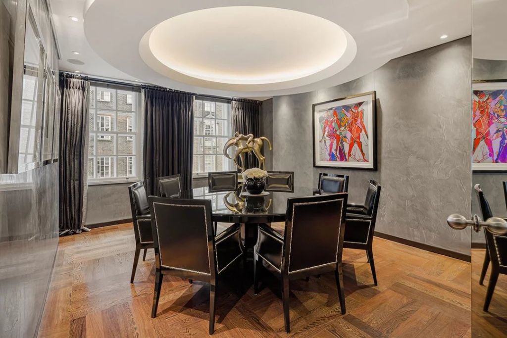 A spectacular duplex apartment, a rare jewel located on the in the heart of Mayfair.