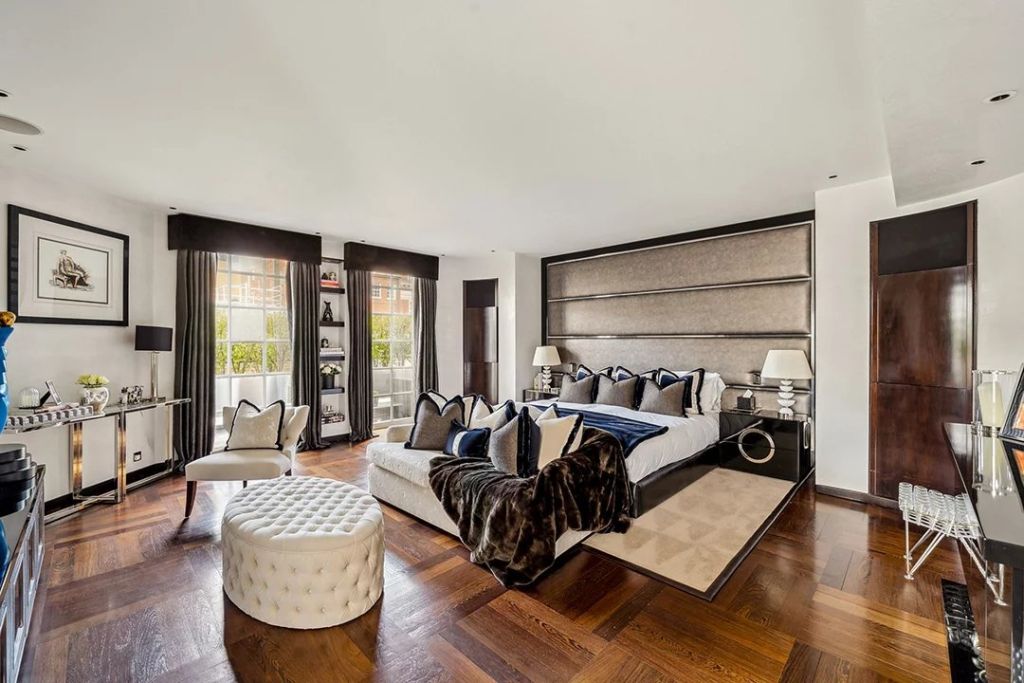 A spectacular duplex apartment, a rare jewel located on the in the heart of Mayfair.