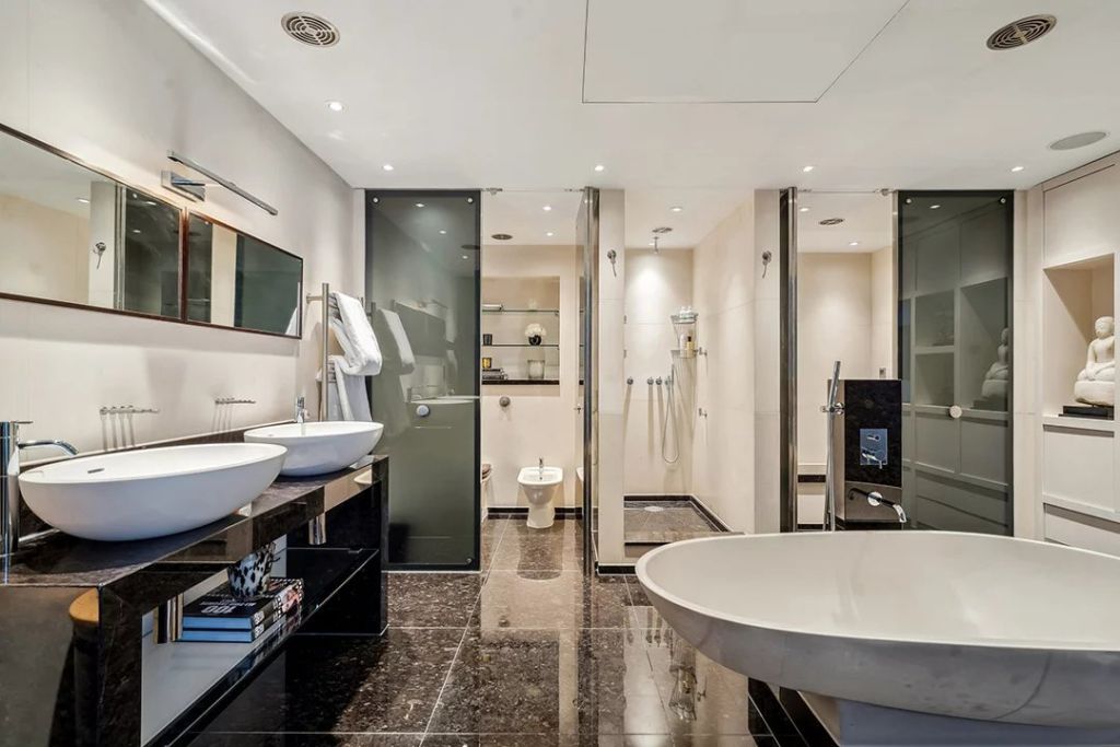 A spectacular duplex apartment, a rare jewel located on the in the heart of Mayfair.