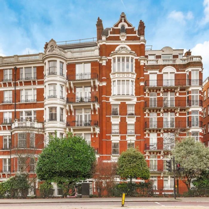A spectacular newly refurbished lateral apartment with views of Hyde Park