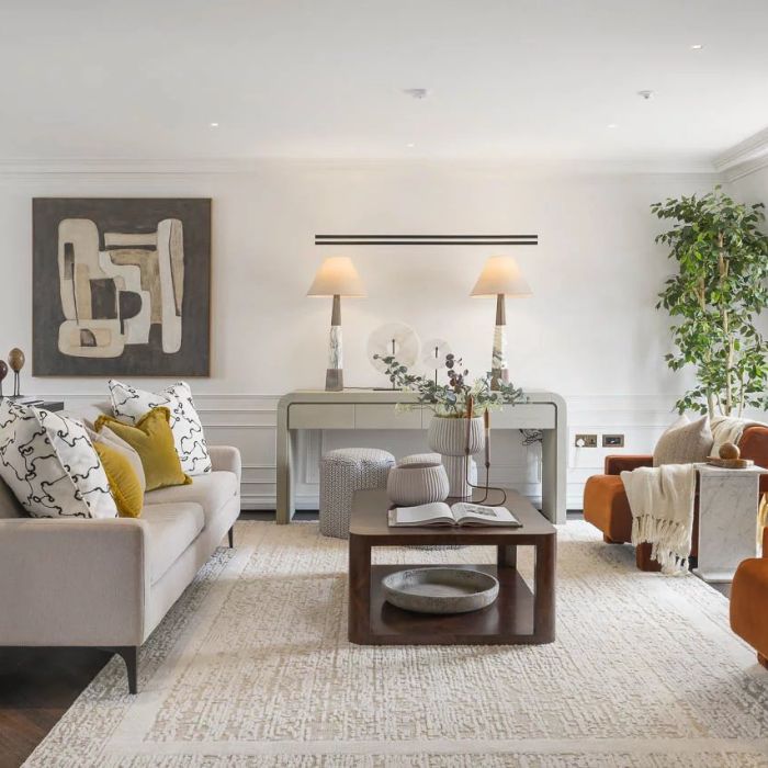 A stunning duplex penthouse located in a boutique development in the centre of Mayfair.