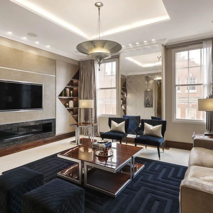 An exceptional two-bedroom apartment located within one of Mayfair’s premier portered buildings