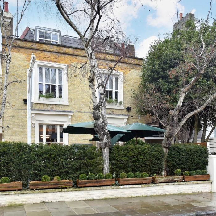 An immaculate three-bedroom apartment situated in the heart of St John&rsquo;s Wood.