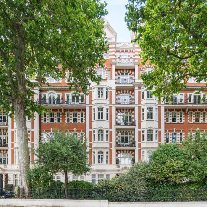 An impressive 5 bedroom apartment with porter and access to communal gardens located in a prestigious block opposite Regent’ s Park