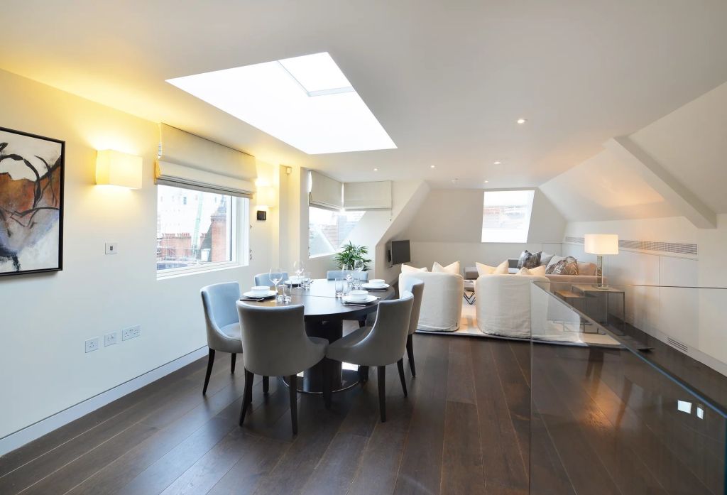 An interior designed apartment with lift access close in Mayfair