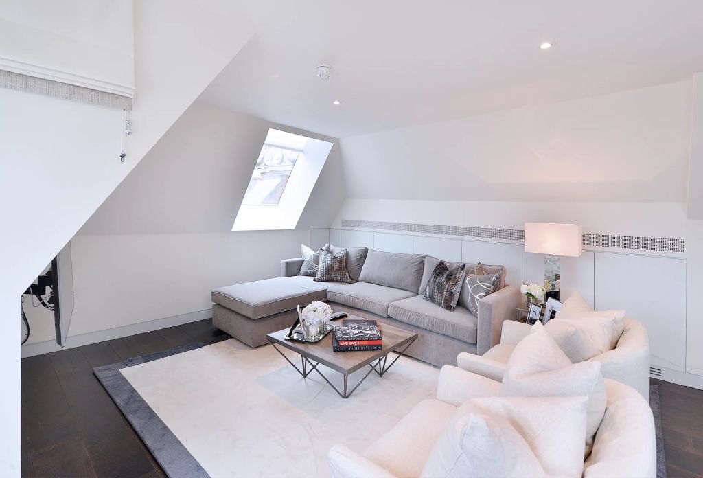 An interior designed apartment with lift access close in Mayfair