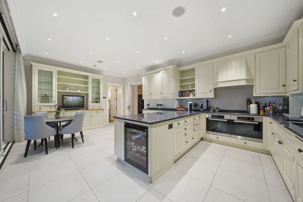 An open plan ground floor apartment in the heart of Belgravia
