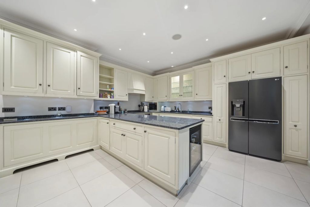 An open plan ground floor apartment in the heart of Belgravia
