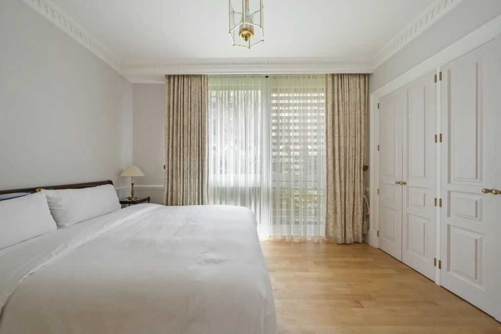 An open plan ground floor apartment in the heart of Belgravia