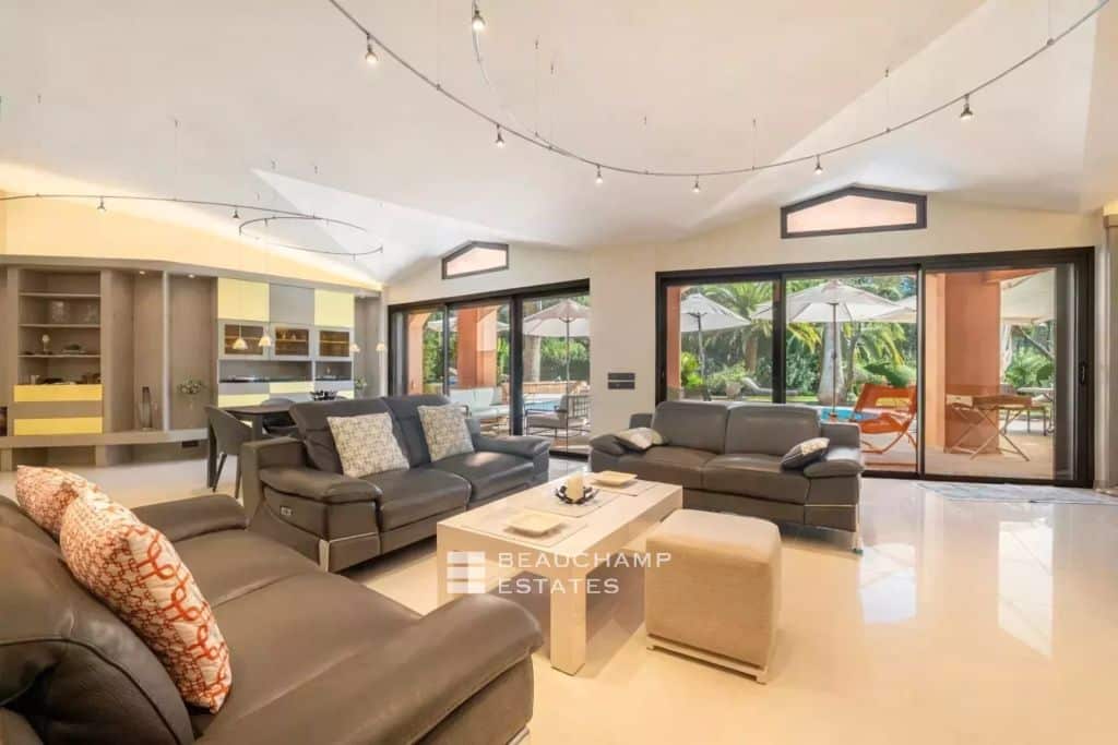 Architect-Designed Villa with Curved Lines, Close to Mougins Village