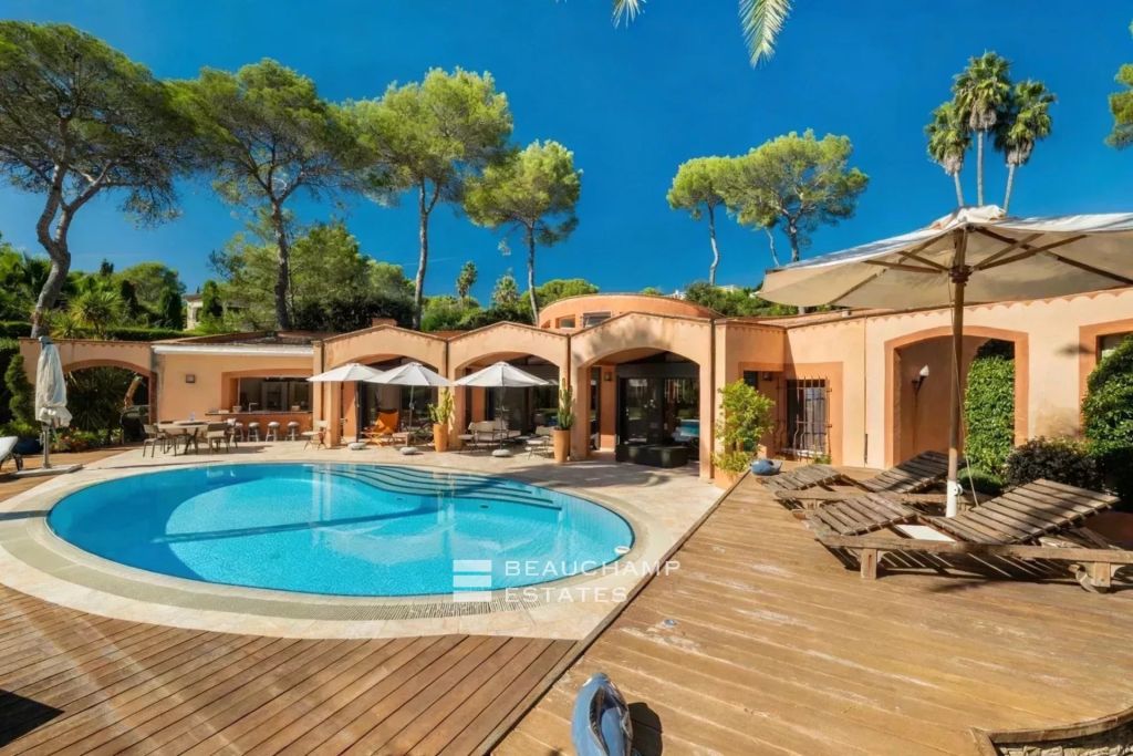Architect-Designed Villa with Curved Lines, Close to Mougins Village