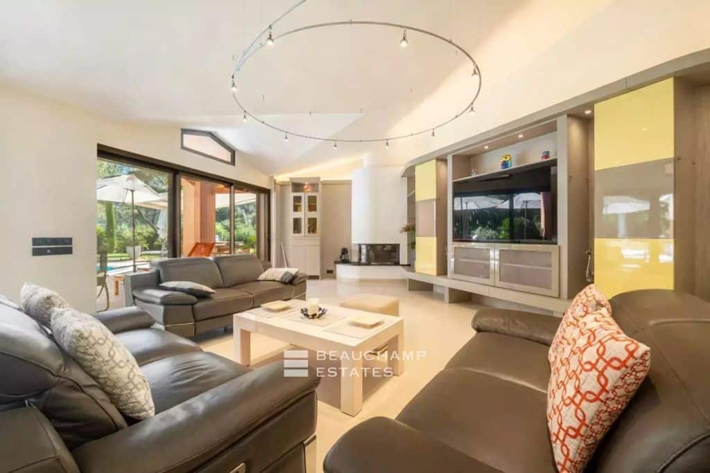 Architect-Designed Villa with Curved Lines, Close to Mougins Village